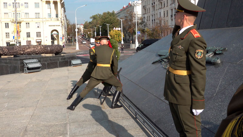 Губернатор Краснодарского края возложил венок к монументу Победы в Минске