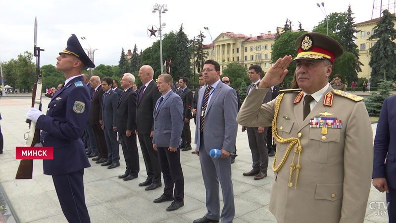 Президент Египта возложил цветы к обелиску на площади Победы в Минске-10