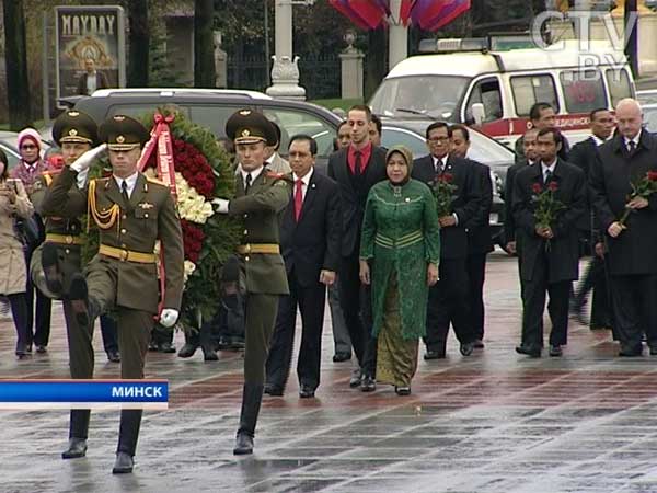 Белорусские олимпийцы возложили цветы к монументу Победы