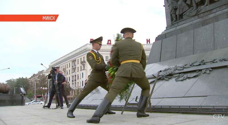 Участники Международного космического конгресса возложили цветы к обелиску на площади Победы-1