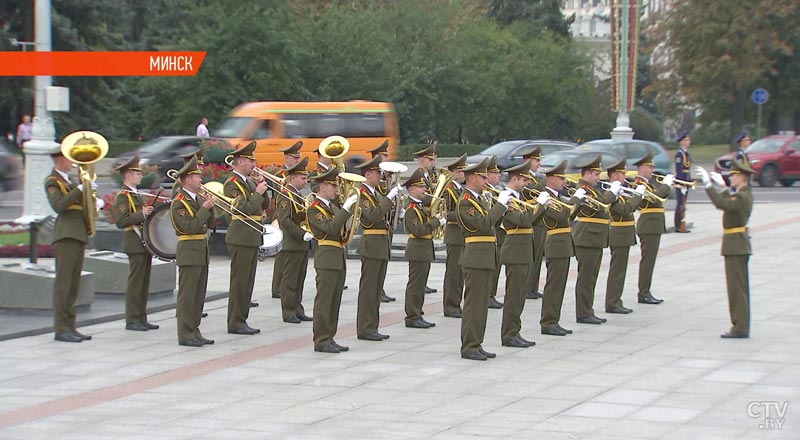 Участники Международного космического конгресса возложили цветы к обелиску на площади Победы-7