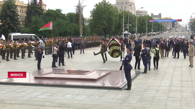 Президент Египта возложил цветы к обелиску на площади Победы в Минске-3