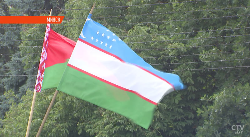 К памятнику Якубу Коласу в Минске возложили цветы – видеофакт