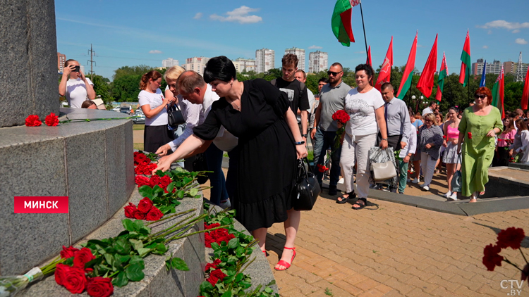 В Минске возложили цветы к монументу «Беларусь Партизанская»-7