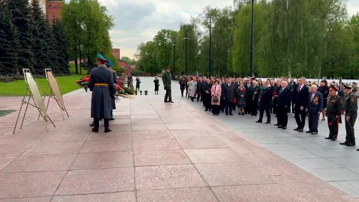 Крутой и Мезенцев возложили венок к Могиле Неизвестного Солдата