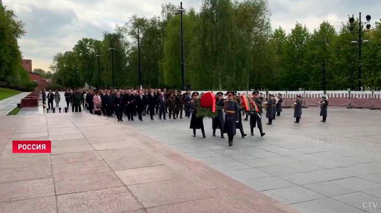 Крутой и Мезенцев возложили венок к Могиле Неизвестного Солдата-1