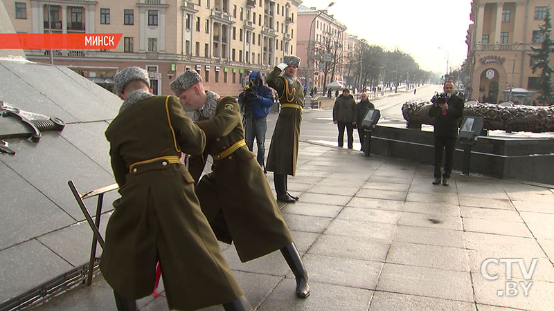 Торжественная церемония возложения цветов на площади Победы состоялась в День защитника Отечества