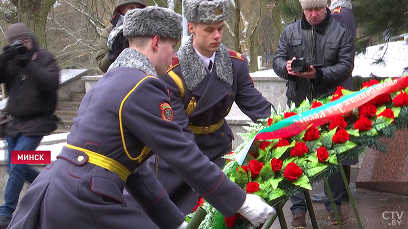 «Жертвовали своей жизнью не просто так». В Минске почтили память сотрудников МВД и военнослужащих, погибших при исполнении -3