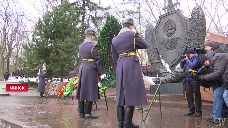 «Жертвовали своей жизнью не просто так». В Минске почтили память сотрудников МВД и военнослужащих, погибших при исполнении -11