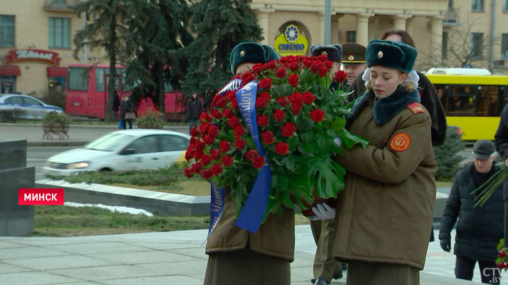 День мужества и героизма всех поколений. 23 февраля к подножию монумента Победы в Минске возложили цветы-6