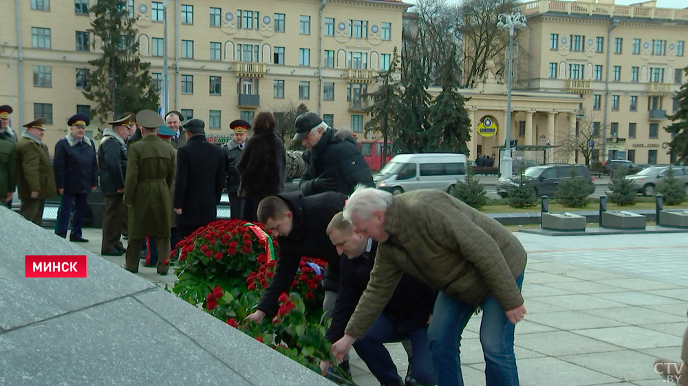 День мужества и героизма всех поколений. 23 февраля к подножию монумента Победы в Минске возложили цветы-9