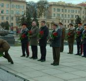 День мужества и героизма всех поколений. 23 февраля к подножию монумента Победы в Минске возложили цветы