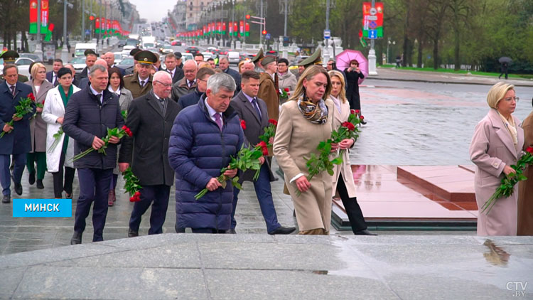 Делегаты ВНС почтили память героев Великой Отечественной на площади Победы-10