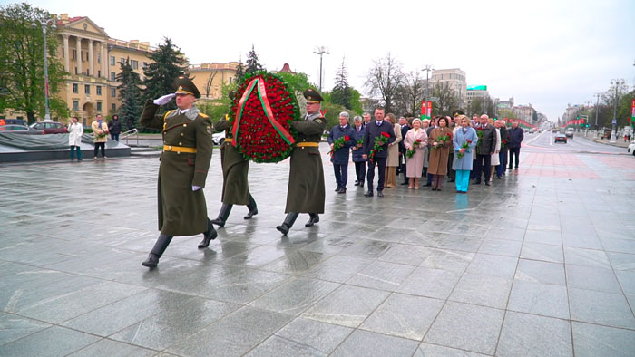 Делегаты ВНС почтили память героев Великой Отечественной на площади Победы