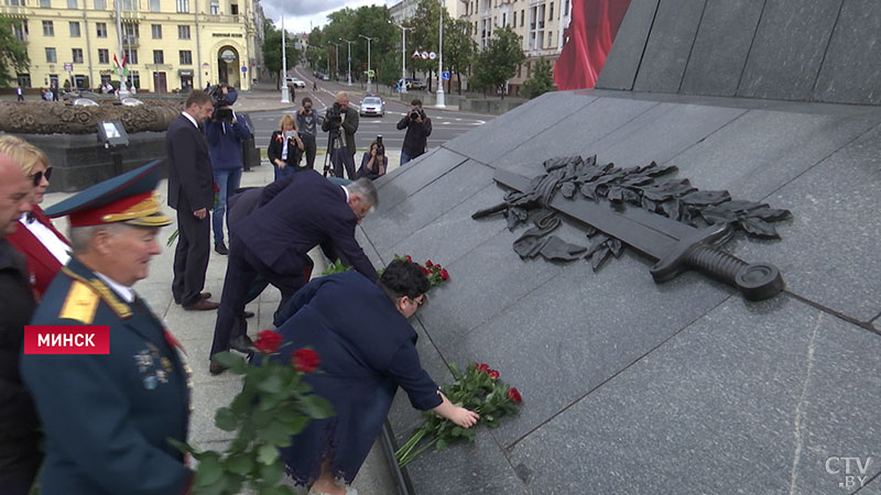 «Это мысли о близких в первую очередь». В День Независимости Анатолий Сивак возложил цветы на площади Победы-9