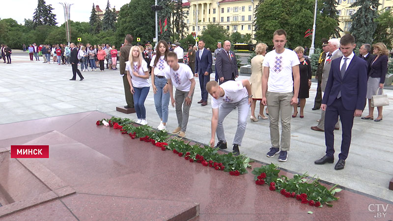 «Это мысли о близких в первую очередь». В День Независимости Анатолий Сивак возложил цветы на площади Победы-13