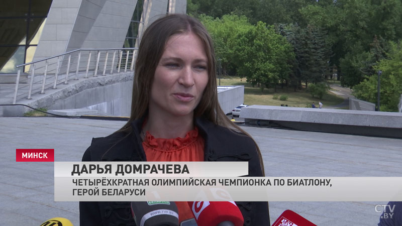 Домрачева, Мирный и Ковальчук возложили цветы у стелы «Минск – город-герой»-6