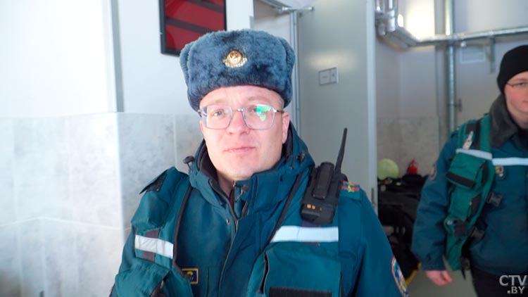 Сопровождают пожарных и помогают пострадавшим. Врач МЧС о специфике работы -4