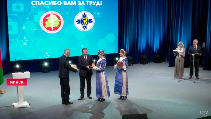 Трудолюбие и полная самоотдача. Роман Головченко вручил государственные награды медикам-1