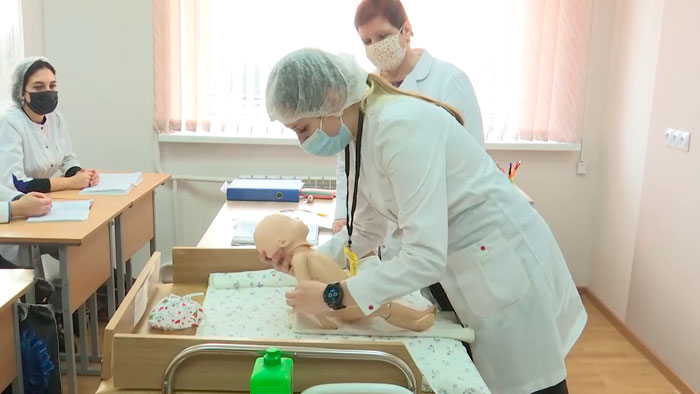 Белорусов кормят плюшками. Почему толковым врачам за границей приходится работать ассистентами?