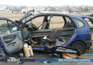На М14 Renault врезался в барьерное ограждение. Конструкция пробила машину насквозь