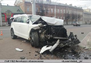 В Витебске Audi Q7 врезалась в бетонное ограждение