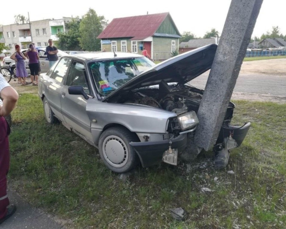 В Дрогичинском районе водитель на Audi врезался в опору ЛЭП-1