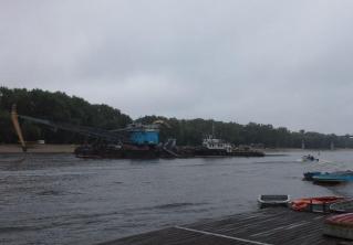 В Гомеле рыбак попал в реанимацию после столкновения с плавучим краном