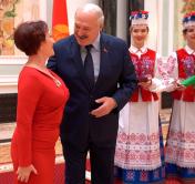 «Людей как вы называют солью земли». Александр Лукашенко вручил госнаграды