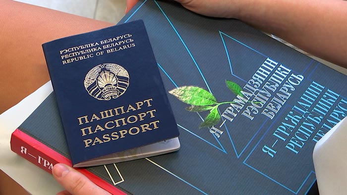 Кочанова, Сергеенко и Карпенко. Кто вручает паспорта и подарки талантливым школьникам?