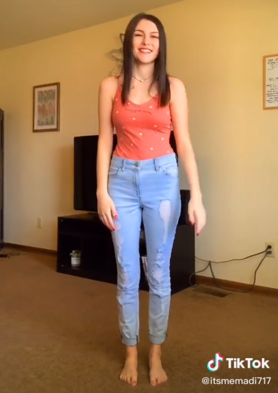 Девушка сняла дешёвую квартиру и удивилась. Все её соседи были старше 65 лет -1