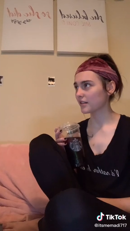 Девушка сняла дешёвую квартиру и удивилась. Все её соседи были старше 65 лет -7