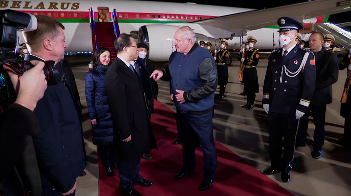 Лукашенко: «Мы привезли вам погоду хорошую». Борт номер один из Беларуси встретили в Пекине
