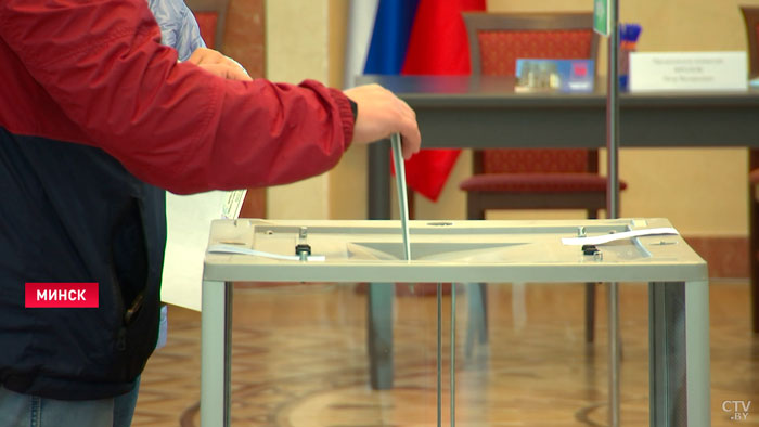 «Такая возможность тоже предоставляется». Как россиянину проголосовать за новый состав Госдумы, если он находится в Беларуси?-1