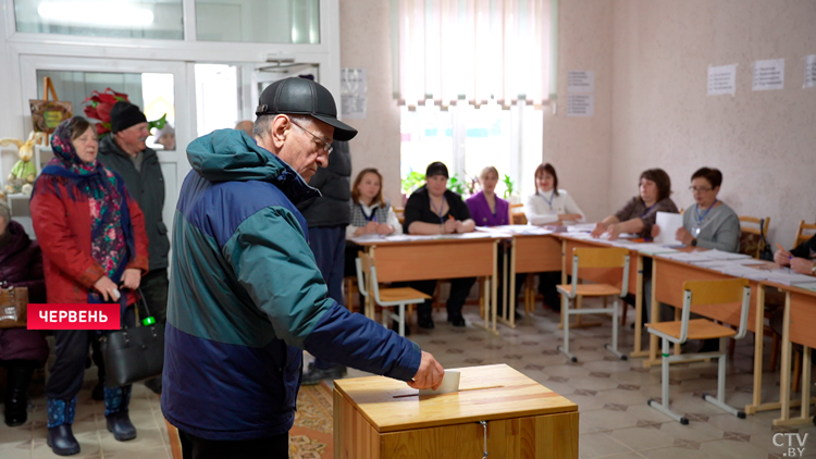 Мама космонавта Олега Новицкого проголосовала на выборах в Червенском районе-1