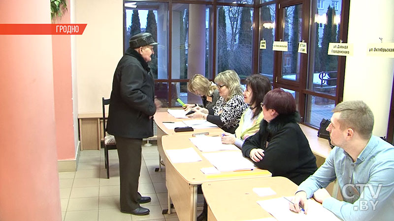 «Надеюсь, они будут добросовестно работать». 99-летний ветеран войны проголосовал на выборах депутатов в местные Советы-7