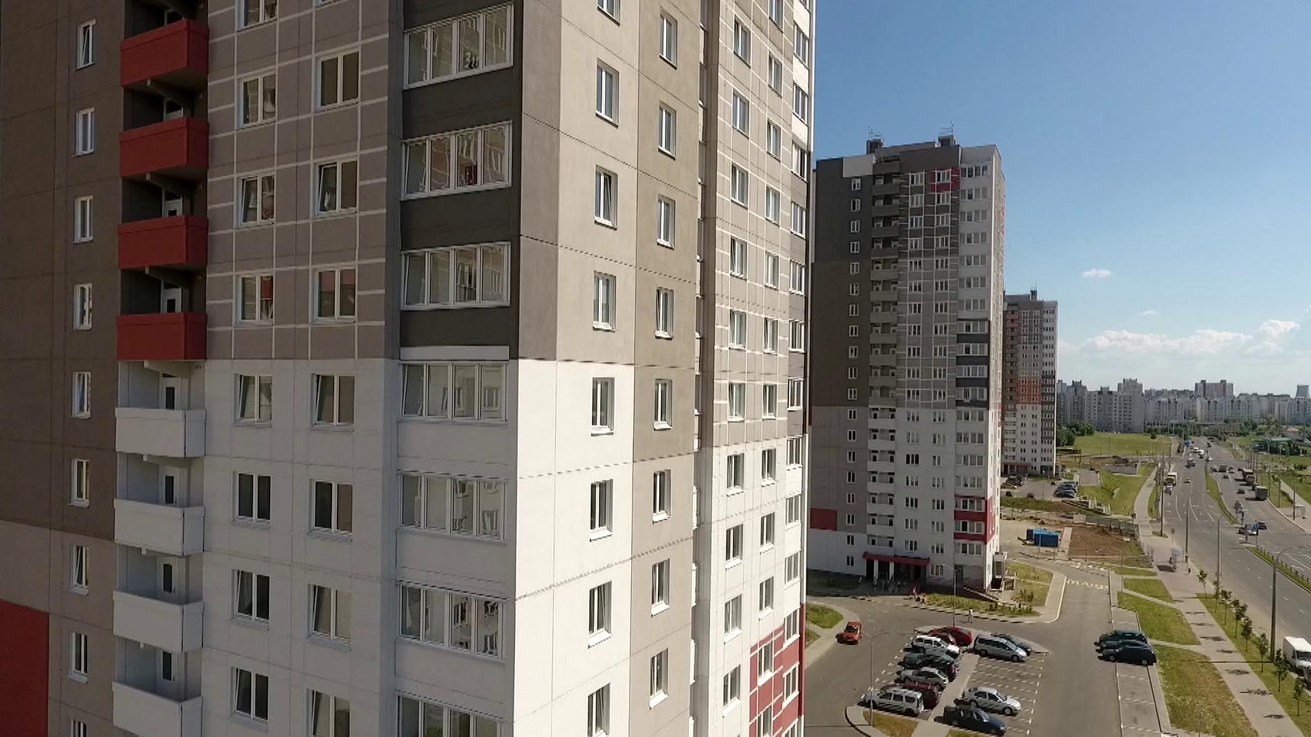 «На одну семью выделялось по две квартиры». Кто живёт в новых домах на Скрипникова в Минске-16