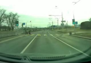 В Минске коляска с ребёнком выкатилась на проспект. В сети появилось видео