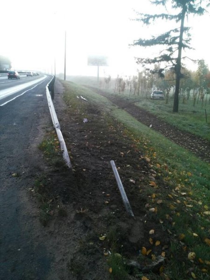 На МКАД Renault врезался в столб, ограждение, знак и дерево. Водитель не пострадал-1