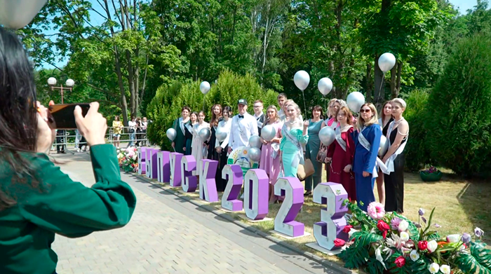 Вдвойне праздничная атмосфера. В Молодечно вместе с фестивалем песни и поэзии проходят выпускные