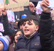 Беженцы в ТЛЦ вышли на массовый митинг. Они узнали, что на польской территории пропала 4-летняя курдская девочка