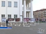 12 октября возле Минской ратуши открылась фотовыставка, на снимках которых запечатлены младенцы