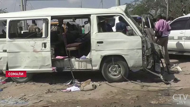 В столице Сомали при взрыве автомобиля погибли более 90 человек, в том числе четыре иностранца-1