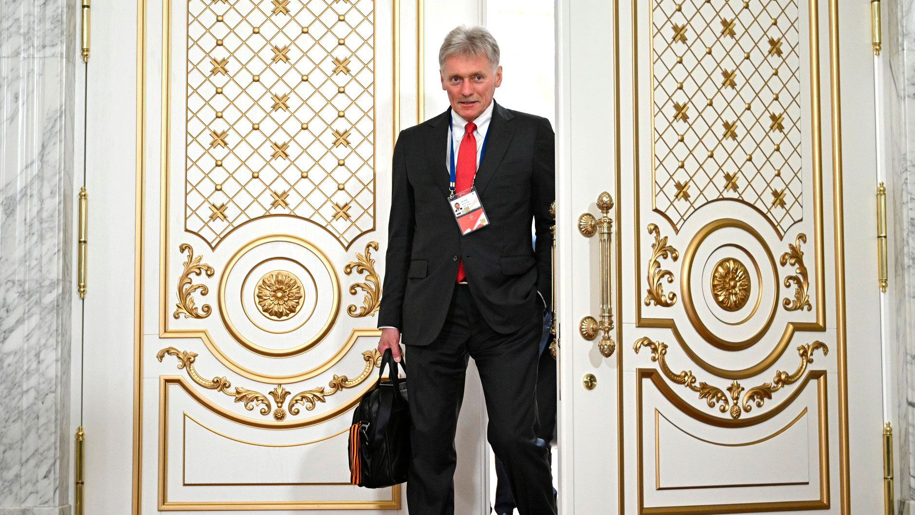 Песков: Курс внешней политики в РФ определяет Путин