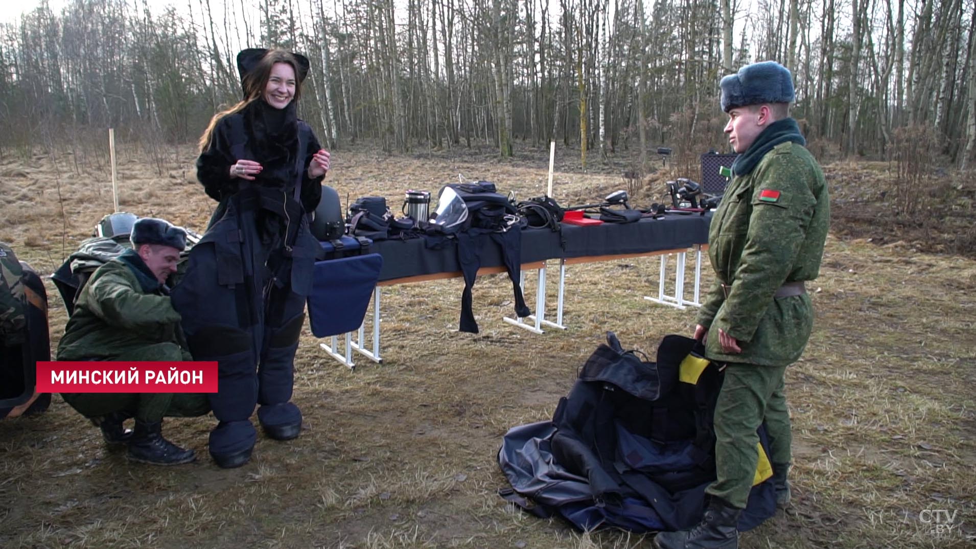 «Ой, как тяжело». Девушка примеряет на себя 66-килограммовый костюм сапёра-3