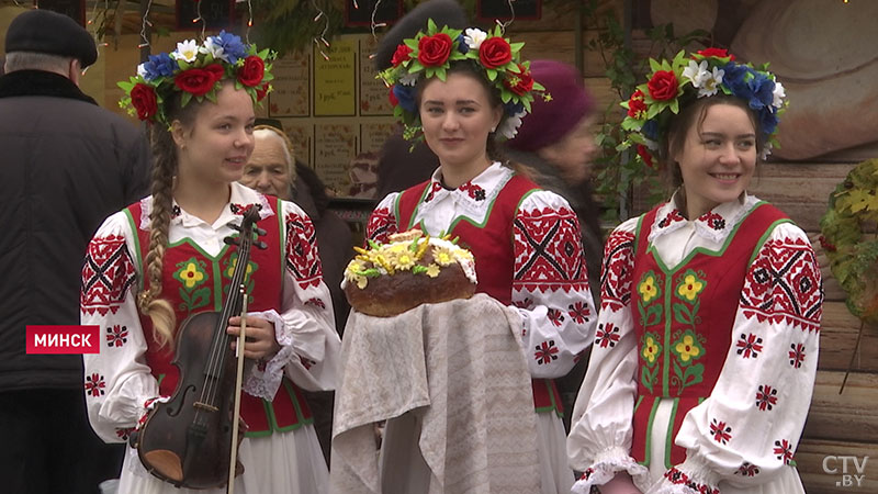 «Очень вкусно!» Дегустацией смаженки длиной 8 метров и весом 150 кг завершился сезон сельхозярмарок в Минске -11