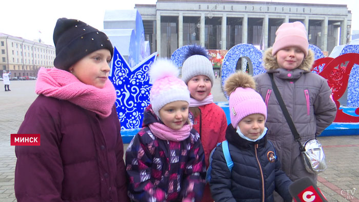 «Привезли ребёнка показать новогоднюю столицу». Что посмотреть на рождественской ярмарке в центре Минска?-52