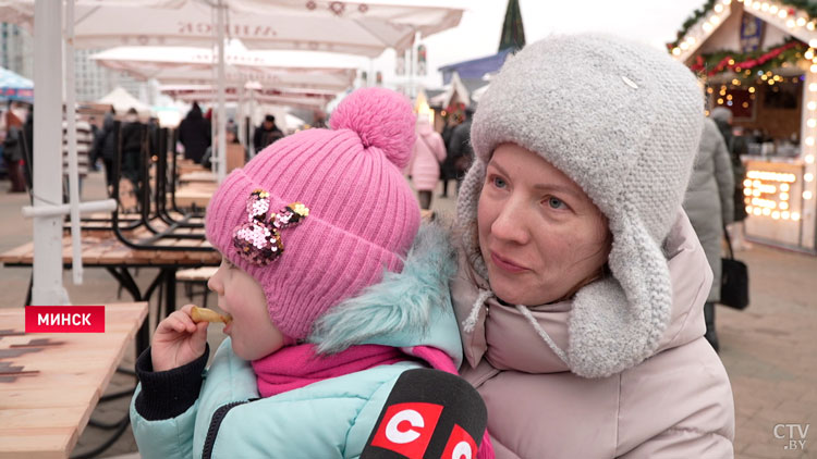 Новогодняя ярмарка проходит у Дворца спорта. Здесь можно попробовать глинтвейн, шашлык и блюда народов мира-10