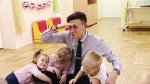 И косички заплести, и одеть, и накормить… Почему молодой, креативный парень Ярослав Ковалёв выбрал профессию воспитателя
