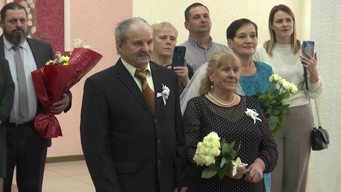 «Проработали в одной бригаде 20 лет». Семейная пара из Минска отпраздновала золотую свадьбу